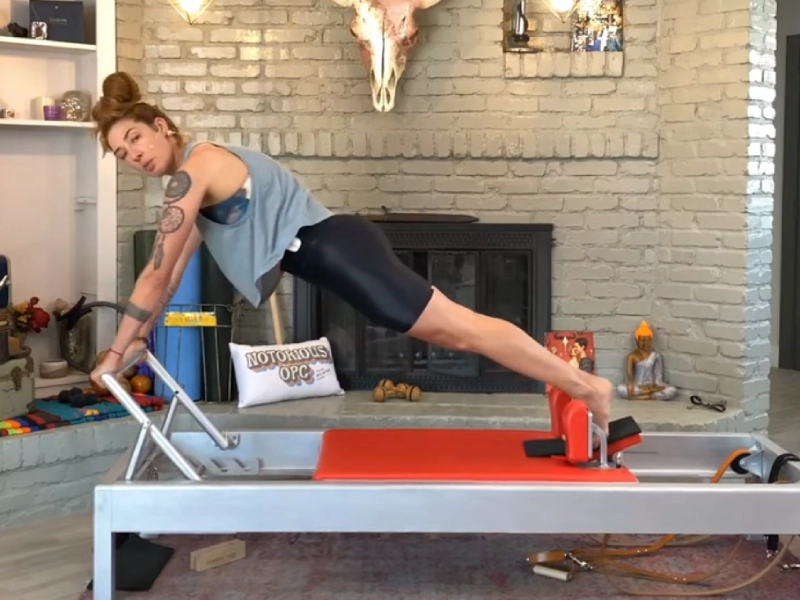 Thực hiện bài tập Long Stretch trên Reformer.