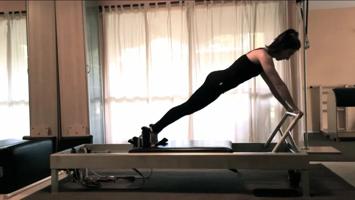 bai-tap-pilates-long-stretch-tren-reformer-2