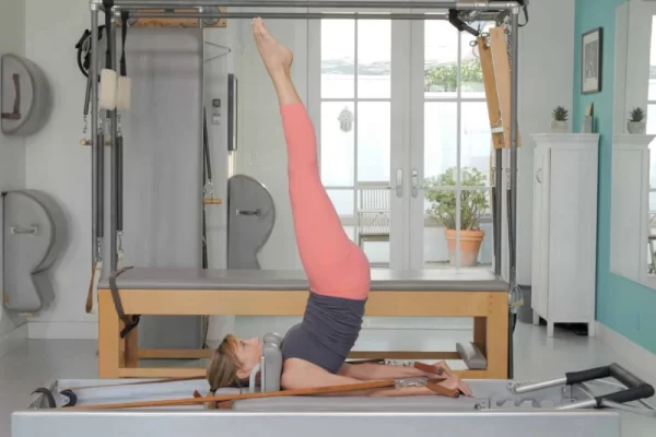 Bài tập Pilates Overhead trên Reformer