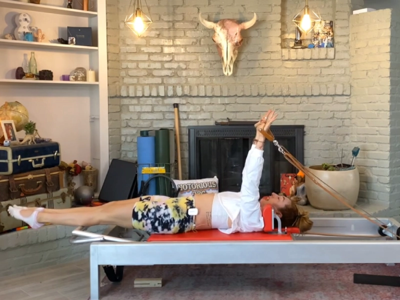 Cách thực hiện bài tập Pilates Overhead trên Reformer 