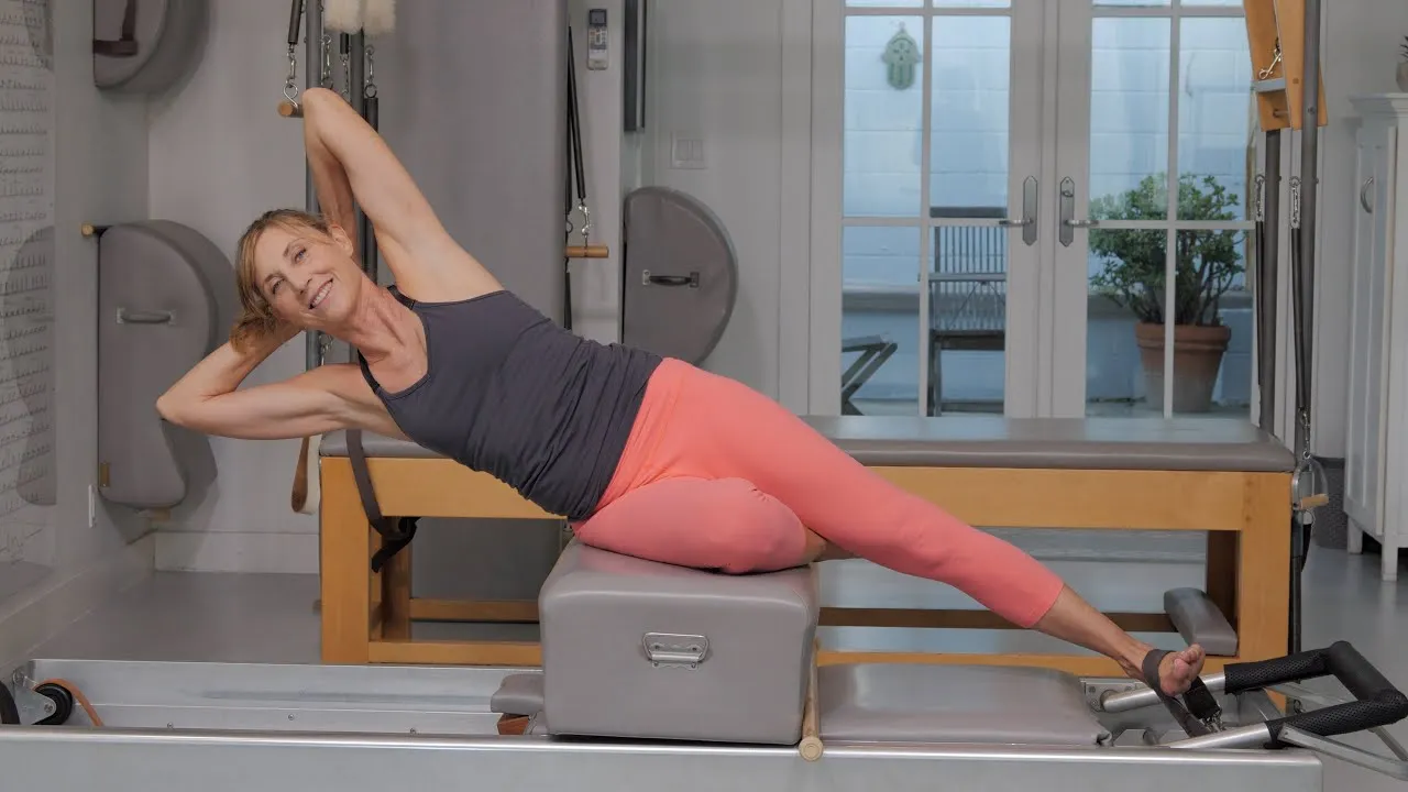 bai-tap-pilates-side-sit-ups-tren-reformer-2