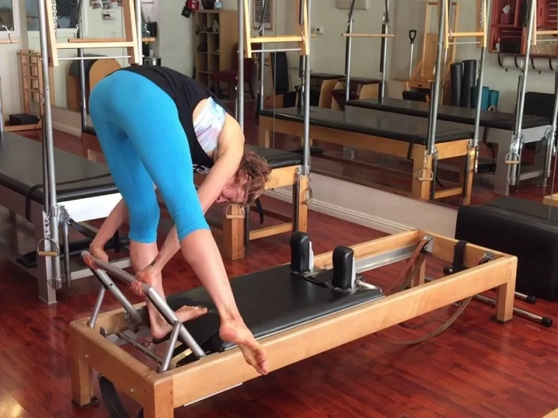 Bài tập Single Leg Tendon Stretch trên Reformer giúp tăng cường sức mạnh gân cơ.