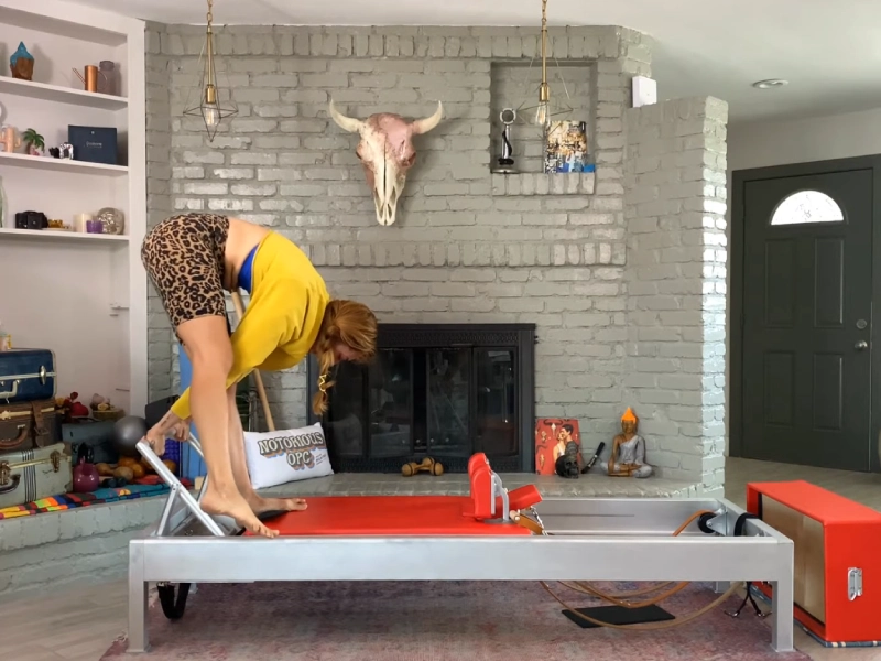 Các bước thực hiện bài tập Single Leg Tendon Stretch trên Reformer.