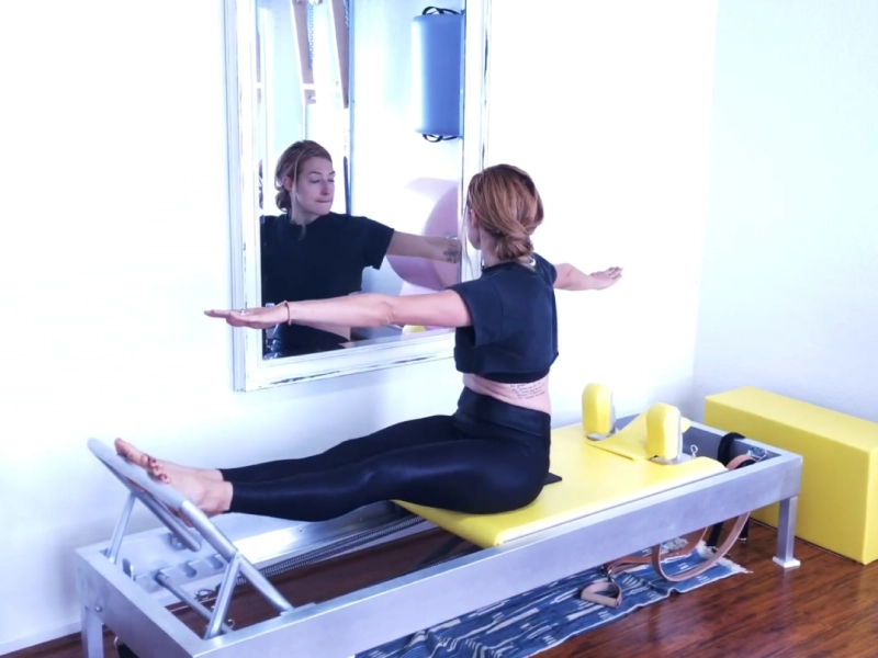 Cách thực hiện động tác Stomach Massage: Twisting.