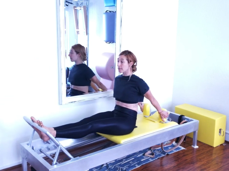 Động tác Stomach Massage: Reach back