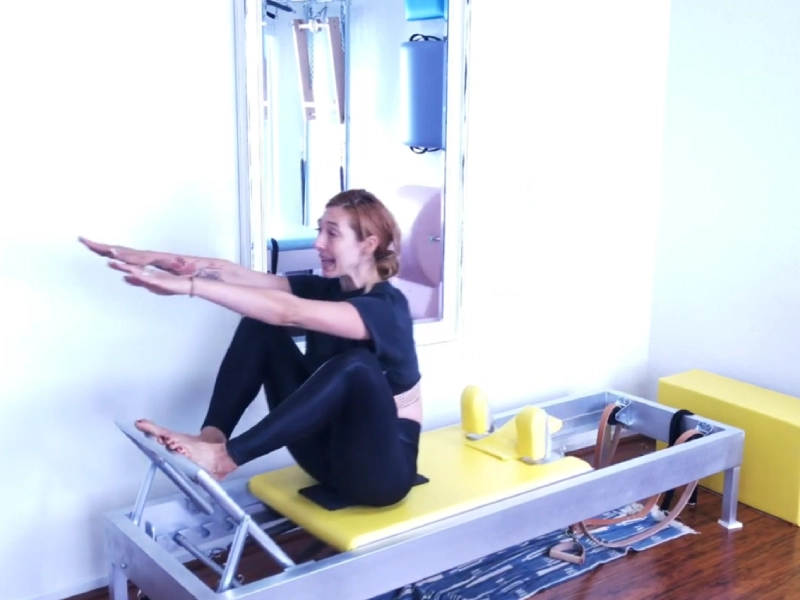 Cách thực hiện động tác Stomach Massage - Reaching.