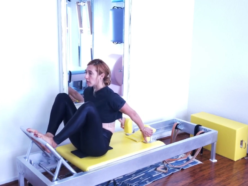 Động tác Stomach Massage: Reach back   