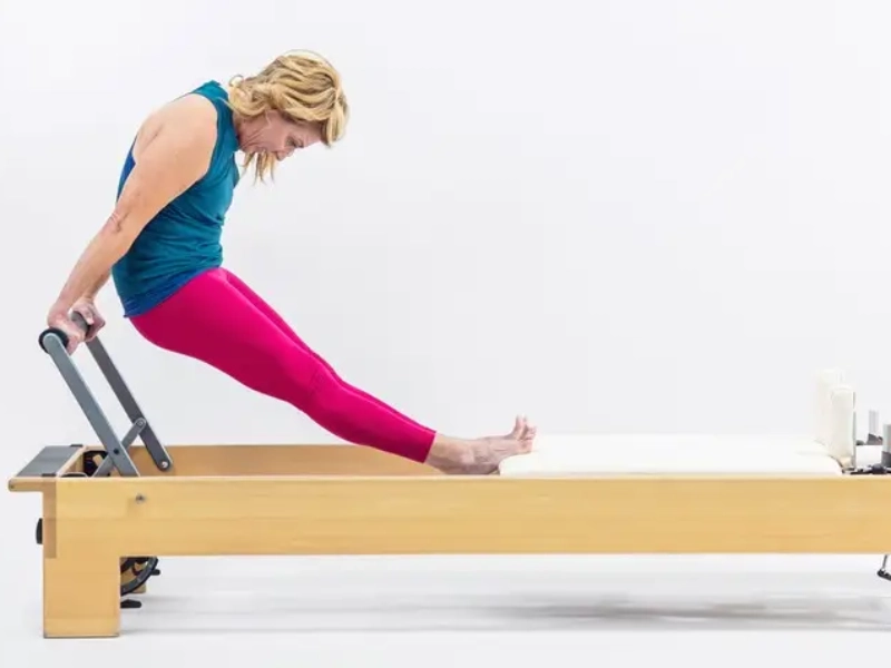 Tập Tendon Stretch trên Reformer cần đúng kỹ thuật để tránh chấn thương.