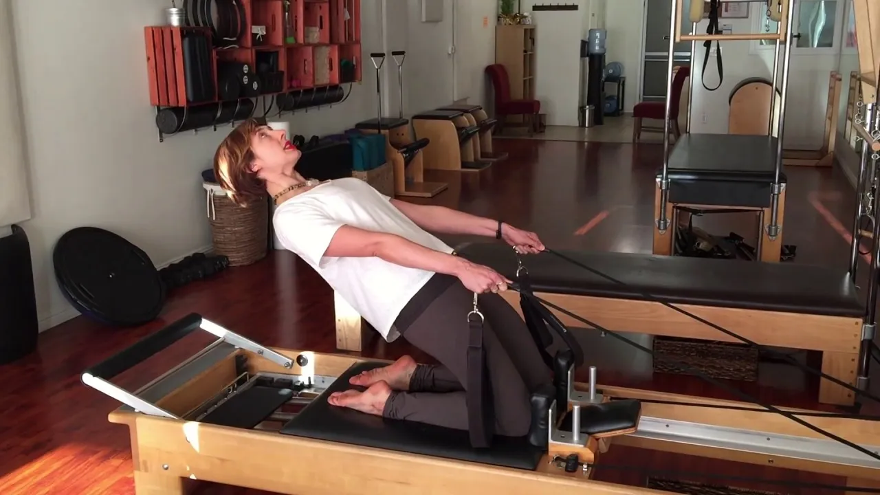 bai-tap-pilates-thigh-stretch-tren-reformer-2