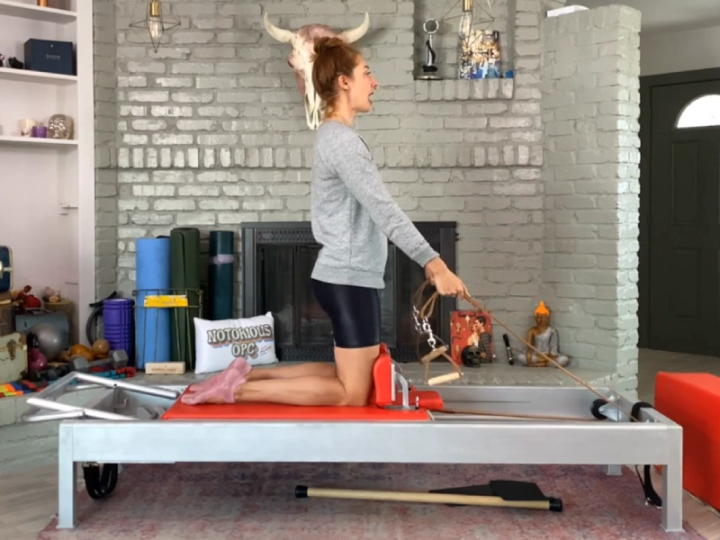 Tư thế chuẩn bị của động tác Thigh Stretch trên Reformer