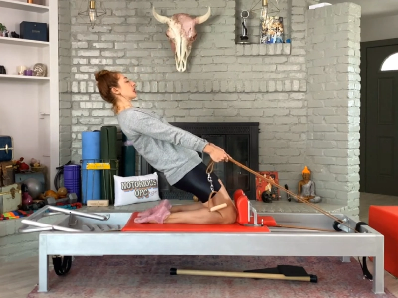 Cách thực hiện bài tập Thigh Stretch trên Reformer.