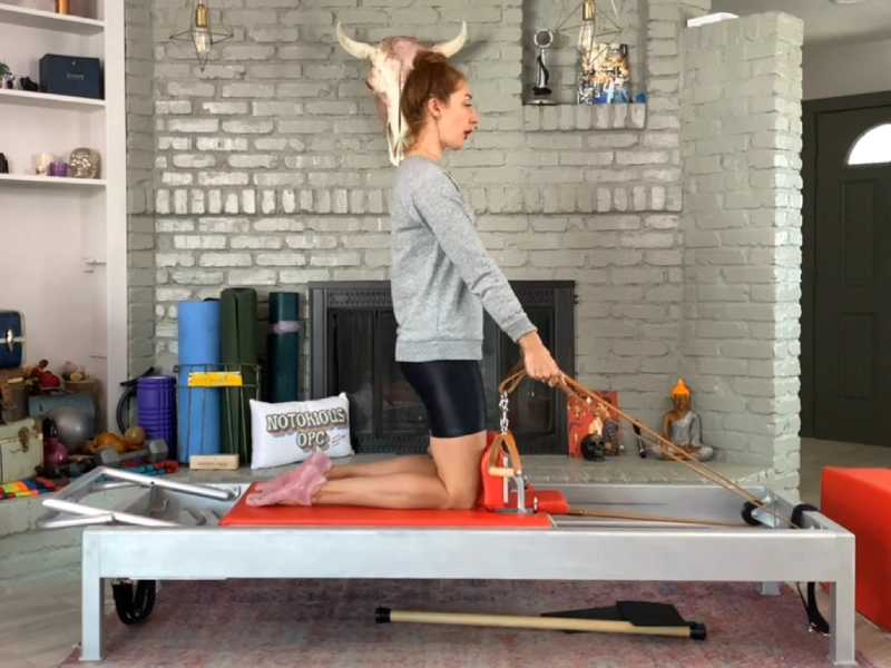 Thực hiện bài tập Thigh Stretch trên Reformer