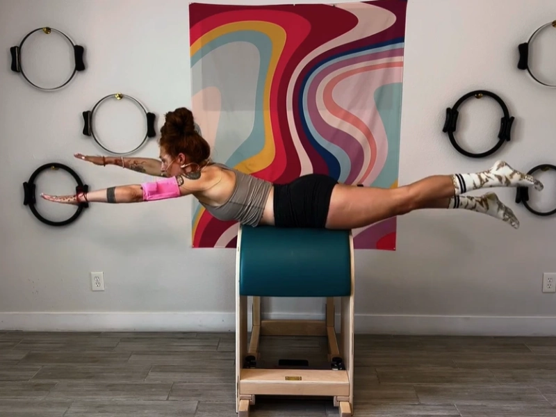 Bài tập Pilates Swimming trên Ladder Barrel
