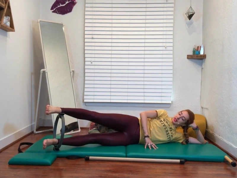 Cách thực hiện bài tập Pilates Side Kicks với vòng Magic Circle 