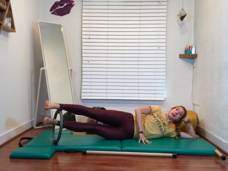 Cách thực hiện bài tập Pilates Side Kicks với vòng Magic Circle