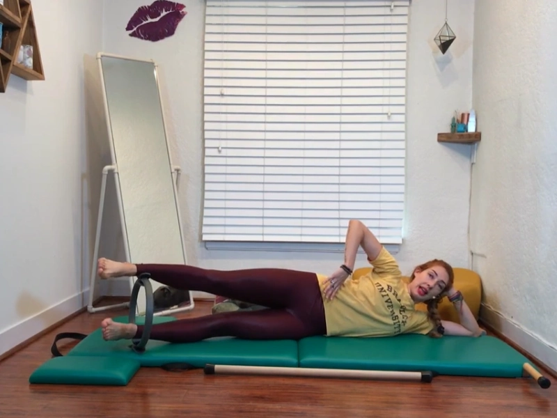 Cách thực hiện bài tập Pilates Side Kicks với vòng Magic Circle.