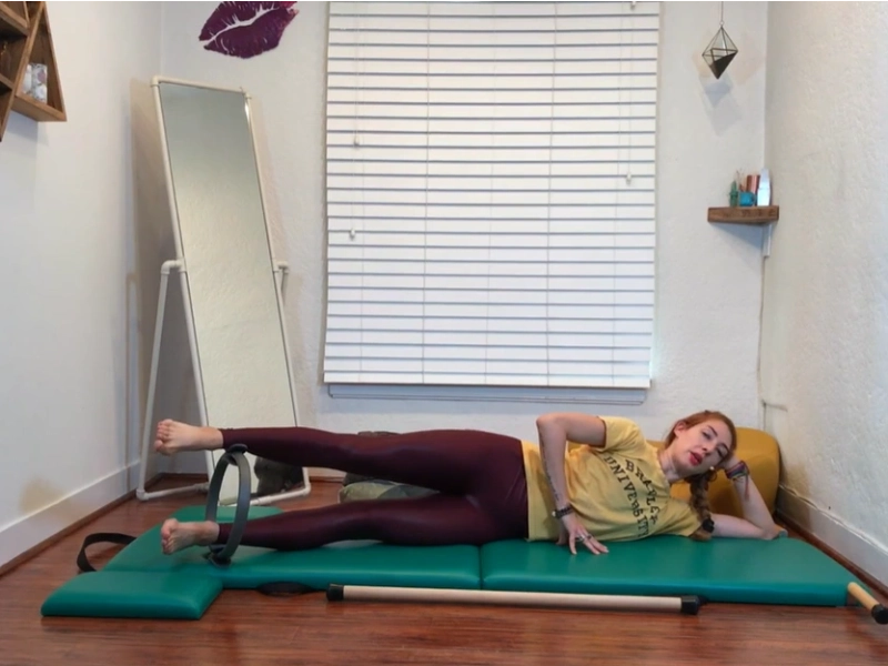 Cách thực hiện bài tập Pilates Side Kicks với vòng Magic Circle.