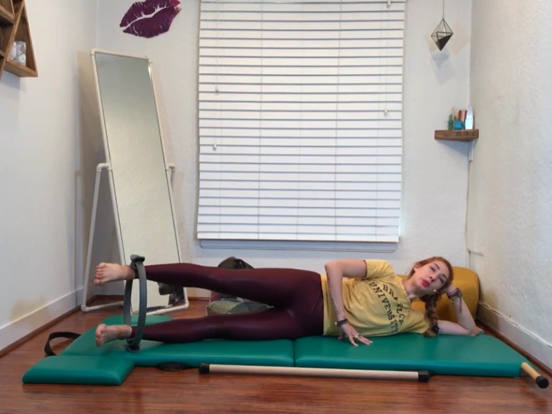 Cách thực hiện bài tập Pilates Side Kicks với vòng Magic Circle