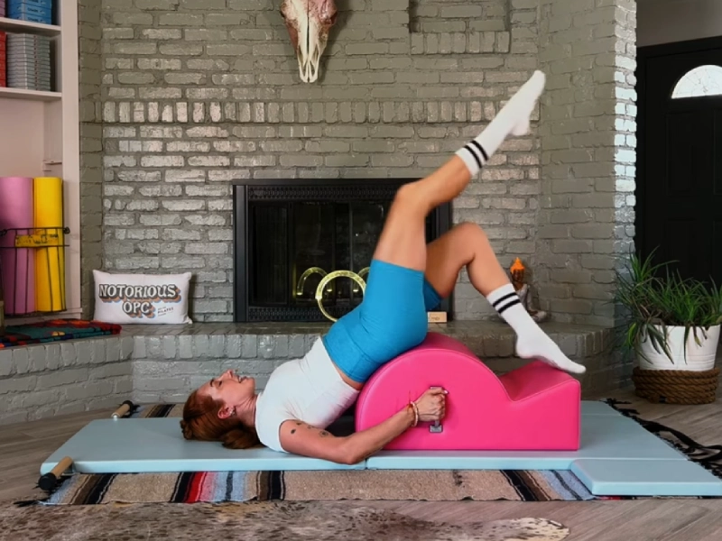 Bài tập Pilates Bicycle trên Spine Corrector 