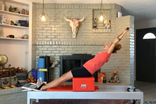 Hướng dẫn cách thực hiện bài tập Pilates Flat Back trên Reformer