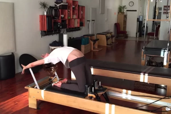 bai-tap-pilates-backbend-after-thigh-stretch-tren-reformer-2