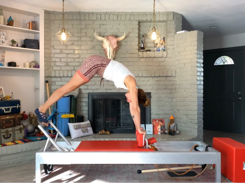 Các bước thực hiện Control Push Ups Front trên Reformer.