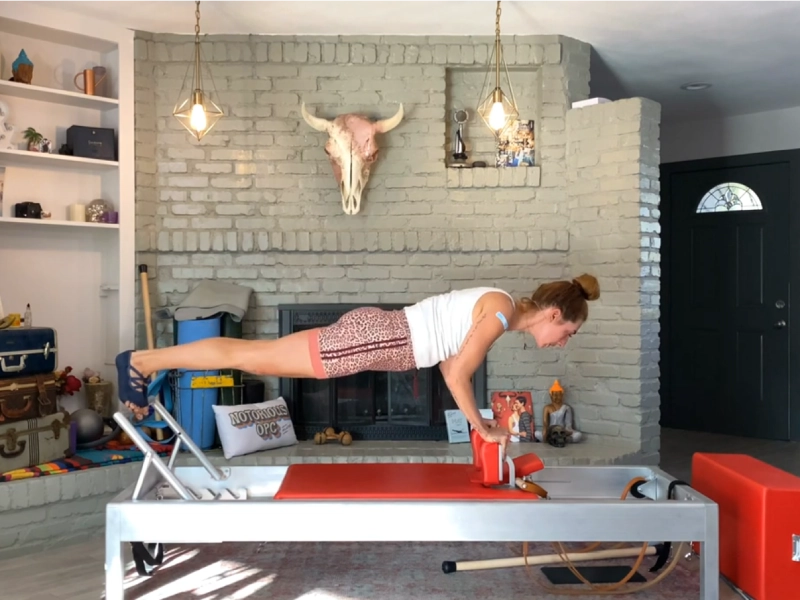 Các bước Các bước thực hiện Control Push Ups Front trên Reformer.