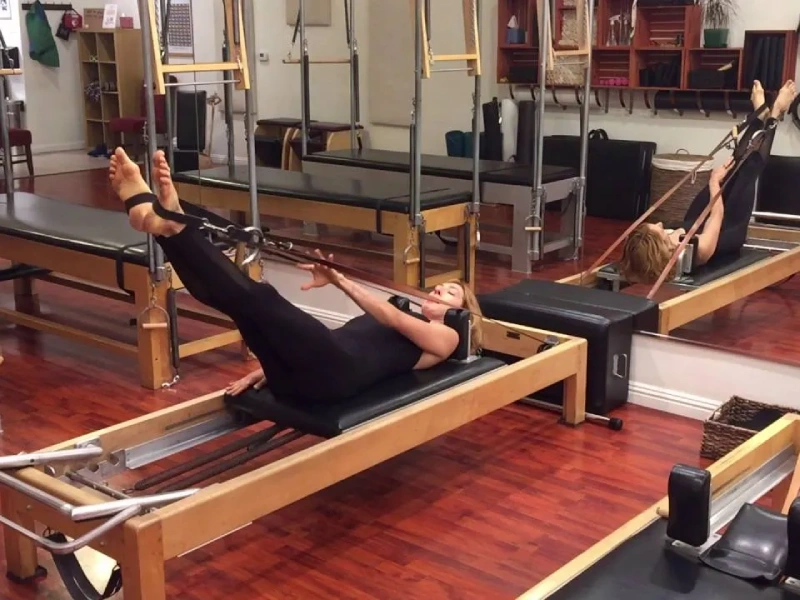 Bài tập Pilates Frogs and Circles trên Reformer