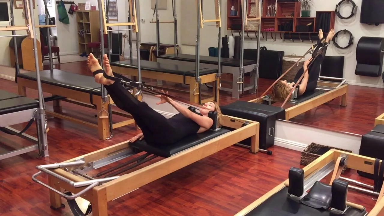 bai-tap-pilates-frogs-and-circles-tren-reformer-2