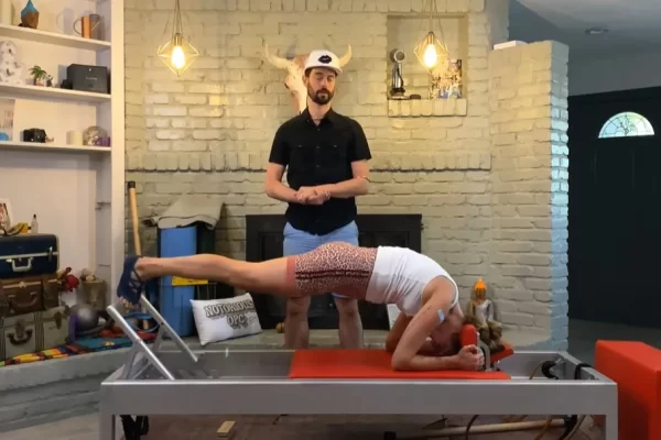 bai-tap-pilates-headstand-facing-down-tren-reformer-1