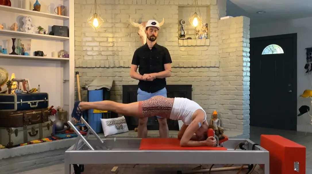 bai-tap-pilates-headstand-facing-down-tren-reformer-1