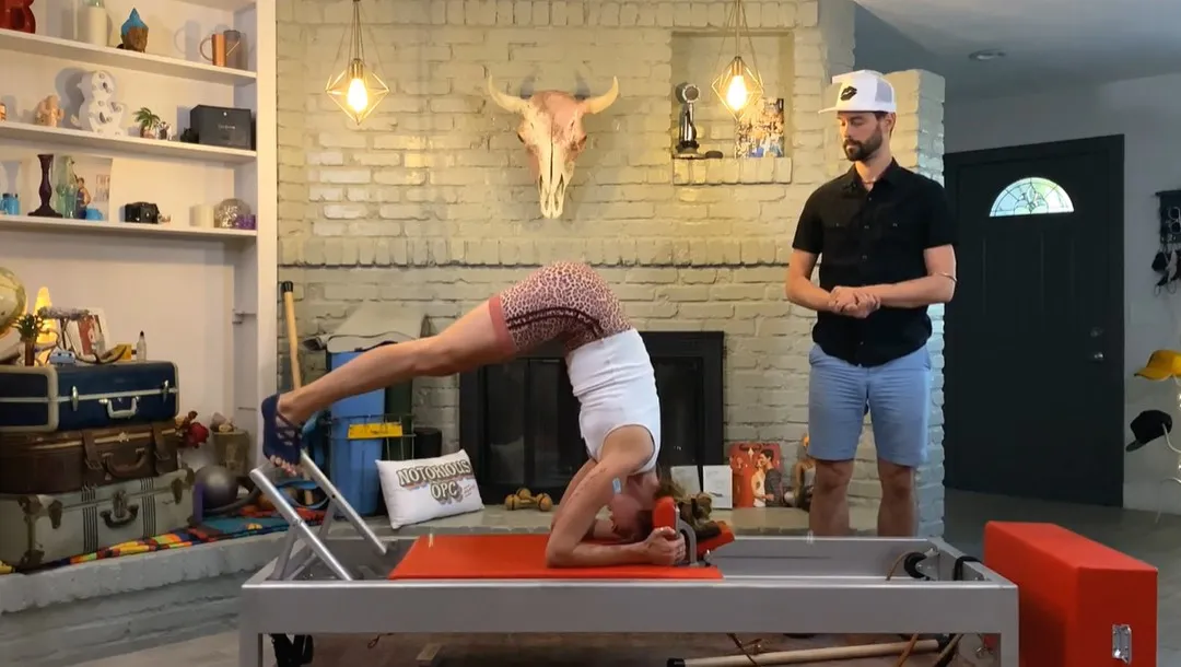 bai-tap-pilates-headstand-facing-down-tren-reformer-2