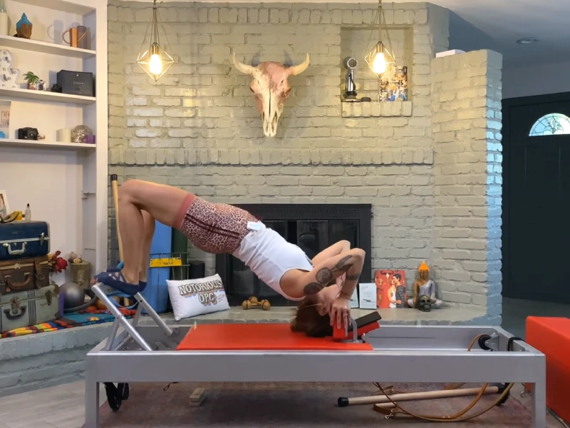 Hướng dẫn cách thực hiện Bài tập Pilates Headstand Facing Up trên Reformer