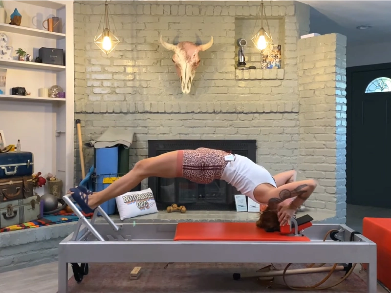 Hướng dẫn cách thực hiện Bài tập Pilates Headstand Facing Up trên Reformer
