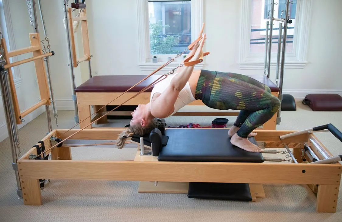 bai-tap-pilates-headstand-with-straps-tren-reformer-3