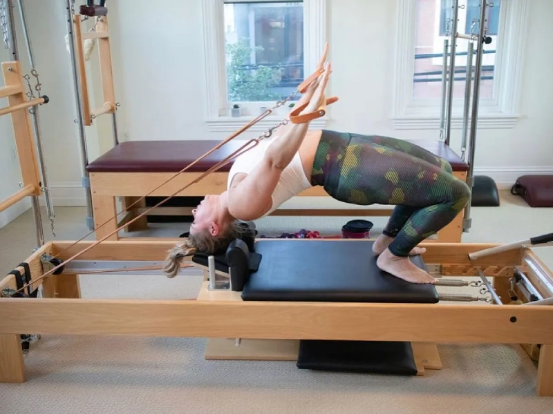 Khi thực hiện bài tập Headstand with Straps trên Reformer cần giữ lưng và cổ thẳng hàng.