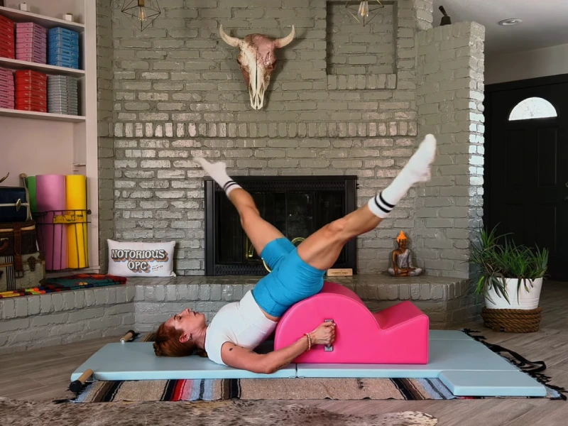 Bài tập Pilates Helicopter trên Spine Corrector.