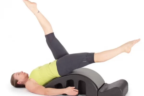 Các bước thực hiện bài tập Pilates Helicopter trên Spine Corrector.