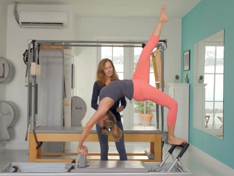 Các bước thực hiện đúng động tác Pilates High Bridge trên Reformer.