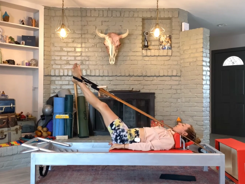 Bài tập Pilates Leg Circles trên Reformer