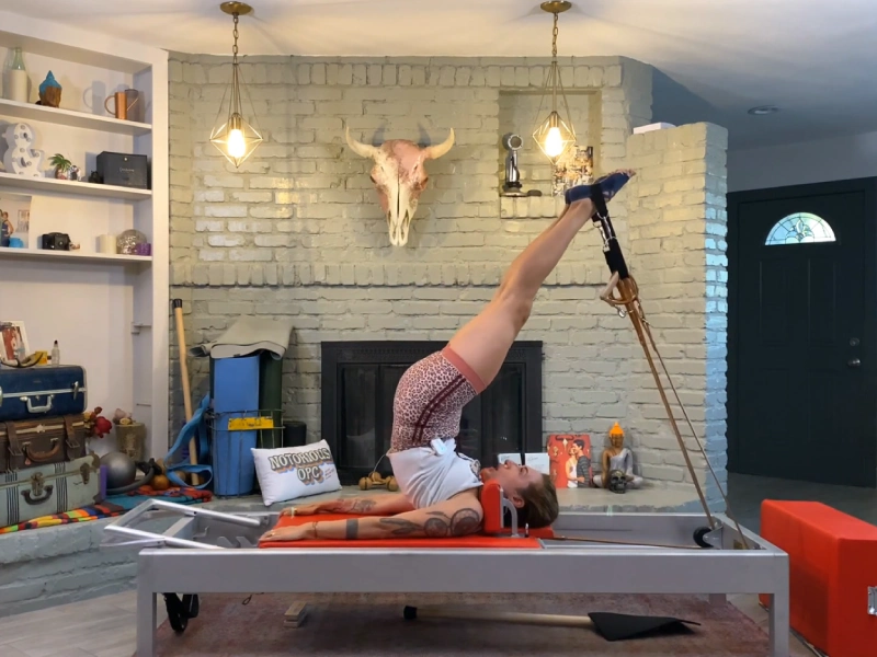 Hướng dẫn cách thực hiện bài tập Pilates Long Spine Massage trên Reformer.