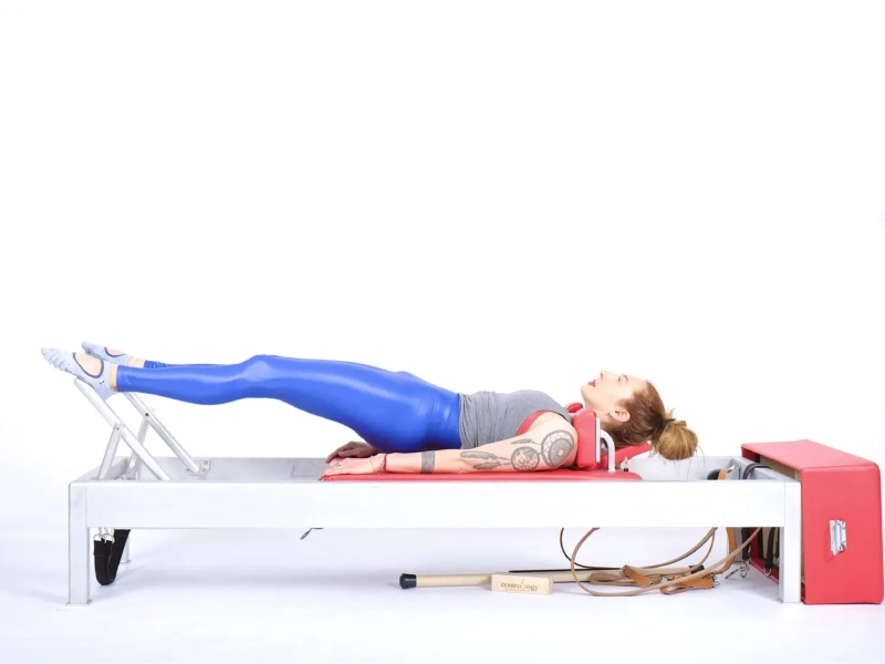 Bài tập Pilates Pelvic Lift trên Reformer.