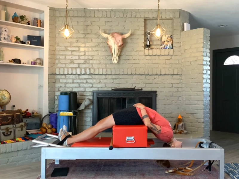 Hướng dẫn thực hiện Pilates Round Back trên Reformer