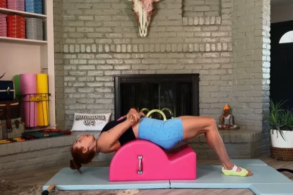 Bài tập Pilates Round trên Spine Corrector.