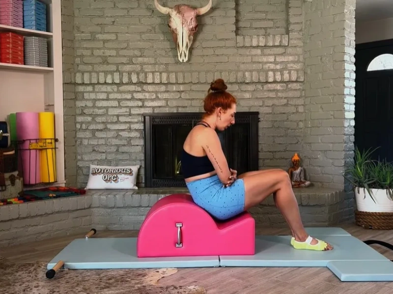 Các bước thực hiện bài tập Pilates Round trên Spine Corrector.