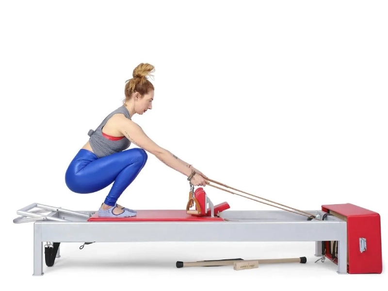 Bài tập Pilates Russian Squats trên Reformer