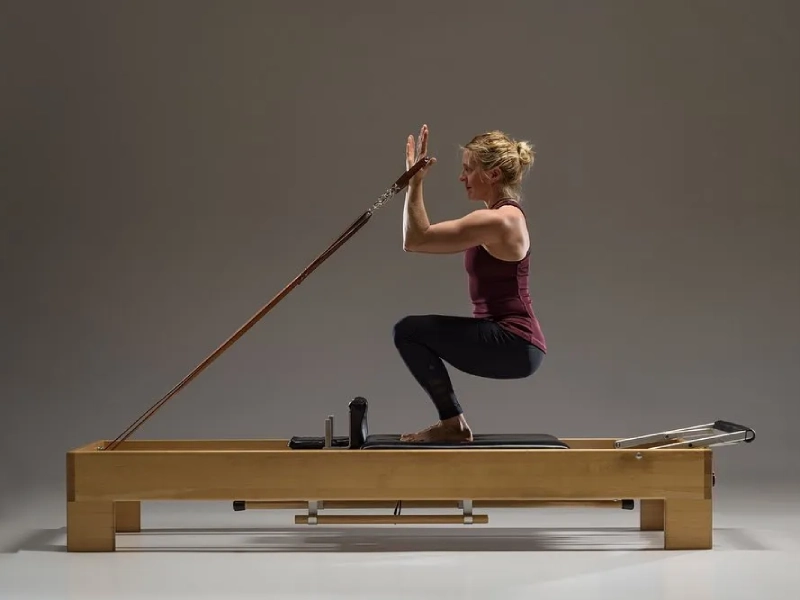 Lợi ích của bài tập Russian Squats trên Reformer.