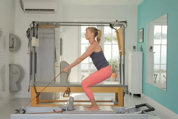 bai-tap-pilates-russian-squats-tren-reformer-2