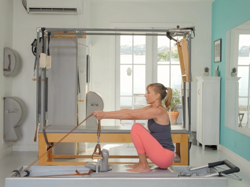 Hướng dẫn chi tiết cách thực hiện Russian Squats trên Reformer.