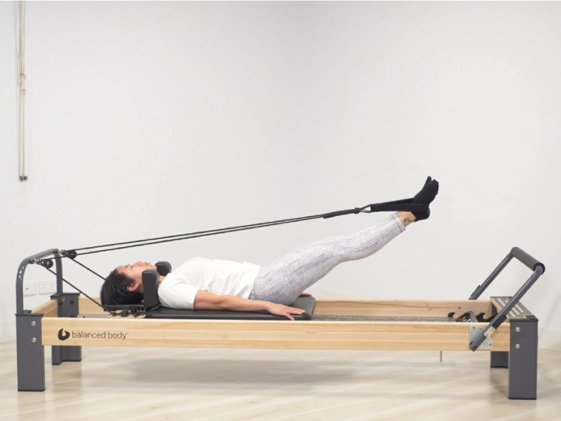 Cách thực hiện bài tập Pilates Short Spine trên Reformer.